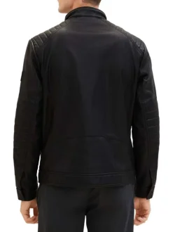 Blouson noir en simili cuir avec une coupe droite et un col montant
