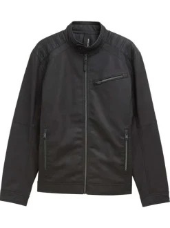Blouson noir uni avec une coupe ajustée et un col montant avec un bouton