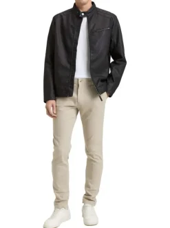Blouson noir uni avec une coupe ajustée et un col montant avec un bouton