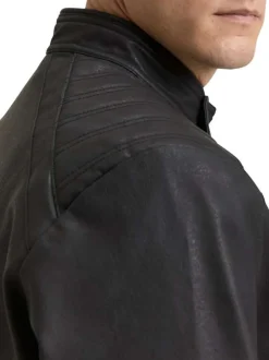 Blouson noir uni avec une coupe ajustée et un col montant avec un bouton