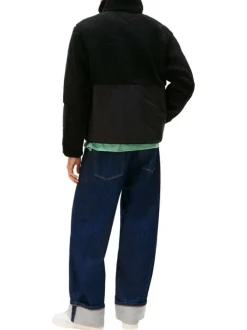 Blouson noir uni avec une coupe droite et une fermeture zippée