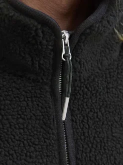 Blouson noir uni en sherpa avec une coupe droite et un col montant