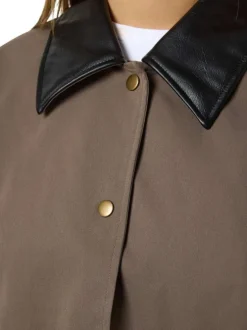 Blouson taupe uni avec un col à revers et l'extrémité des manches en simili cuir