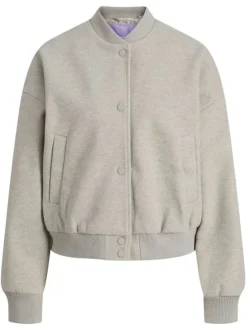 Bomber gris clair uni à coupe et un col bomber et une fermeture boutonnée