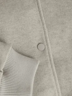 Bomber gris clair uni à coupe et un col bomber et une fermeture boutonnée