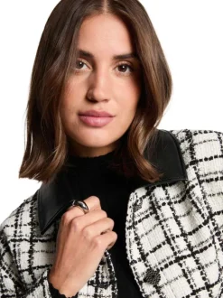 Bomber noir à carreaux avec une coupe oversize et un col à revers