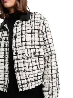 Bomber noir à carreaux avec une coupe oversize et un col à revers
