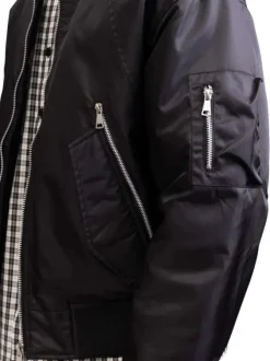 Bomber noir pourvu d'un col rond côtelé et d'une fermeture zippée