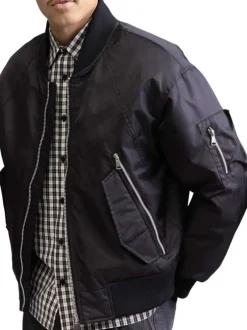 Bomber noir pourvu d'un col rond côtelé et d'une fermeture zippée