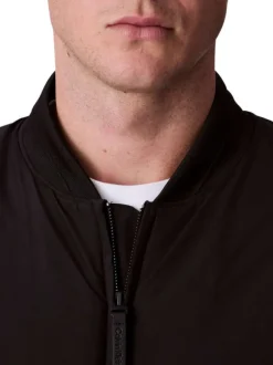 Bomber noir uni zippé à l'avant avec une coupe droite et des poches zippées