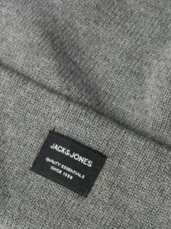 Bonnet gris uni avec un revers large et une petite étiquette à l'avant