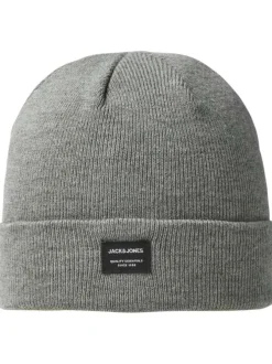 Bonnet gris uni avec un revers large et une petite étiquette à l'avant