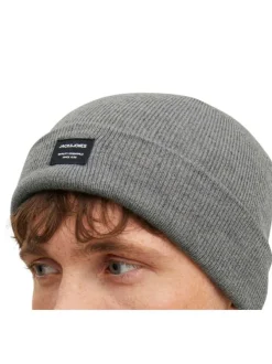 Bonnet gris uni avec un revers large et une petite étiquette à l'avant
