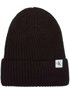 Bonnet noir en maille jersey avec un petit patch gravé du nom de la marque