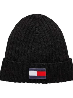 Bonnet noir uni avec un patch logo cousu à l'avant sur le revers
