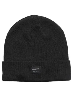 Bonnet noir uni avec une étiquette cousue sur l'ourlet