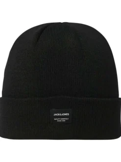 Bonnet noir uni avec une étiquette cousue sur l'ourlet