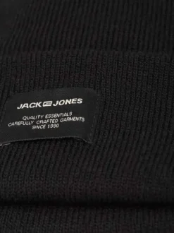 Bonnet noir uni avec une étiquette cousue sur l'ourlet