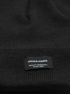 Bonnet noir uni avec une étiquette cousue sur l'ourlet