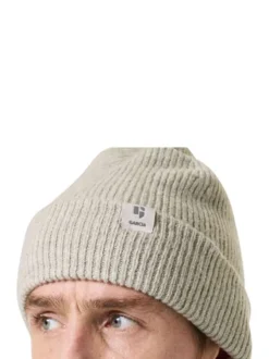Bonnet beige uni en maille côtelée avec un large revers