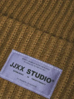 Bonnet camel uni en maille avec l'étiquette de la marque à l'avant