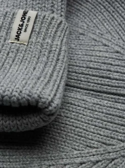 Bonnet en coton biologique gris uni avec étiquette blanche cousue et branding noir