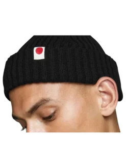 Bonnet en coton biologique noir uni avec étiquette blanche cousue