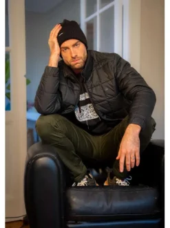 Bonnet en coton noir uni avec le nom iconique de la marque à l'avant