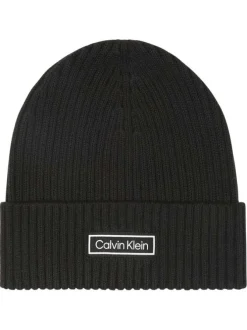 Bonnet en coton noir uni avec un revers sur le bas et nom iconique