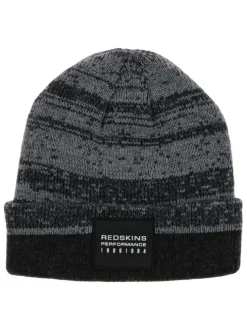 Bonnet gris en maille moulinée avec un patch au nom de la marque