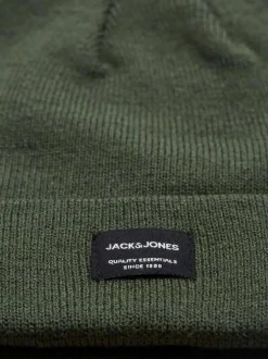 Bonnet kaki uni avec une étiquette noire cousue sur l'ourlet