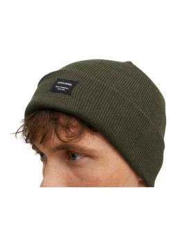 Bonnet kaki uni avec une étiquette noire cousue sur l'ourlet