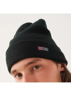 Bonnet noir en maille unie à revers avec étiquette cousue