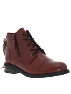 Boots bordeaux en cuir à talon plat avec ruban multicolore amovible sur la languette arrière