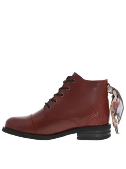 Boots bordeaux en cuir à talon plat avec ruban multicolore amovible sur la languette arrière