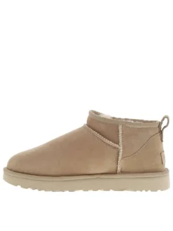 Boots Classic Ultra Mini en cuir beige avec logo cousu à l'arrière