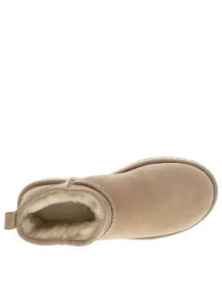 Boots Classic Ultra Mini en cuir beige avec logo cousu à l'arrière