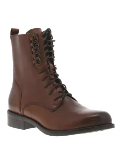 Boots en cuir cognac aspect fumé à talon plat avec lacets ronds et zip latéral