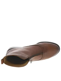 Boots en cuir cognac à talon décroché bas avec un zip sur le devant