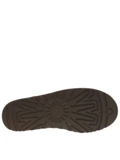 Boots en cuir marron à talon plat avec une doublure en fausse fourrure