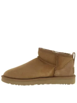 Boots en cuir naturel à talon plat avec intérieur fourré et patch de la marque