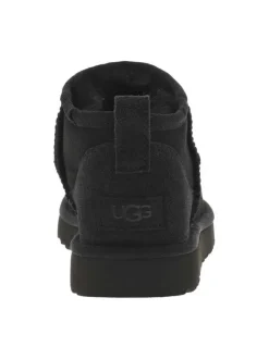 Boots en cuir noires à semelle à talon plat et fourrure à l'intérieur