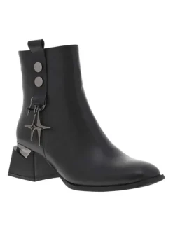 Boots en cuir noires à talon moyen, à zip et avec décors en acier
