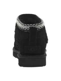 Boots en cuir noires à talon plat avec col brodé, sherpa et intérieur fourré