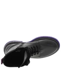 Boots en cuir noires à talon plat avec languette arrière violette pour faciliter la mise aux pieds
