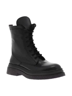 Boots en cuir noires à talon plat avec languette arrière violette pour faciliter la mise aux pieds