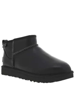 Boots en cuir noir mat à talon plat avec une semelle cranté et à slip-on