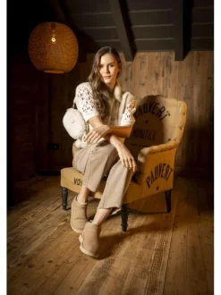 Boots en cuir sable à talon plat avec une languette d'enfilage