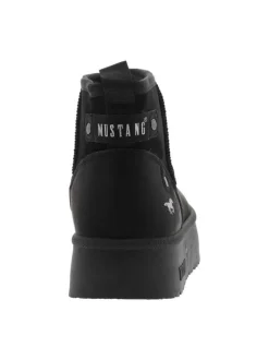 Boots noires à talon plateau et à slip-on avec l'intérieur en fausse fourrure