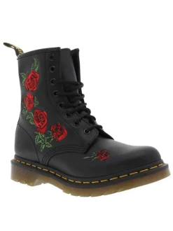 Boots noirs en cuir brodées de roses rouges sur l'extérieur avec languette d'aisance et lacets tressés noirs